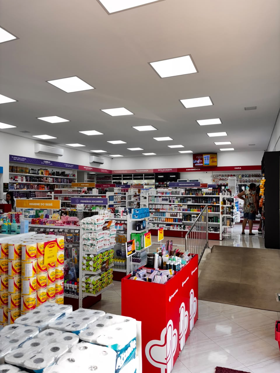 Interior organizado da Drogaria Total Farma Gold