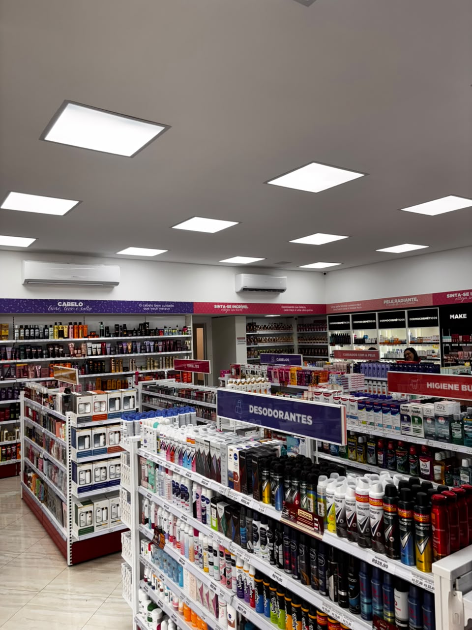 Prateleiras com desodorantes e produtos de higiene